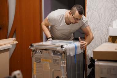 Modern Mutfak Ayarlarına Bulaşık Makinesi Kuran Adam.