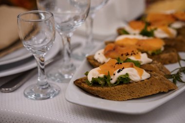 Açık Yüzlü Sandviçler, Tütsülenmiş Somon ve Süslü Masa Ayarları.