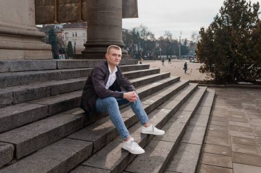 Şehir Parkı 'nda Basamaklarda Oturan Genç Adam.