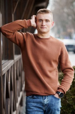 Sonbaharda Ahşap Yapıya Yaslanan Gelişigüzel Genç Adam.