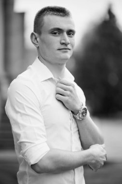 Beyaz gömlekli bir gencin portresi Açık Hava Nöbeti.