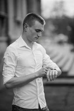 Kentsel Ayarlar 'da Genç Adam İzleniyor.