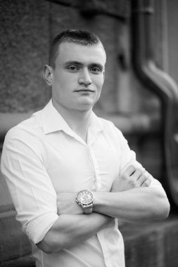 Tek Renkli Şehir Ayarında Kendine Güvenen Genç Adam Pozisyonu.