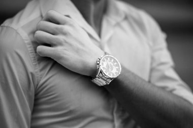 Şık Bilek Saati Günlük Kıyafet Gösterimi.