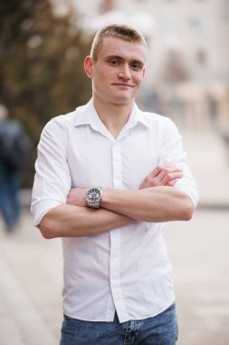 Gündelik Kıyafetli Güvenilir Genç Adam Açık Hava Pozisyonu.