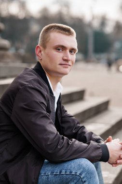 Kentsel Çevrede Basamaklarda Oturan Genç Adam.
