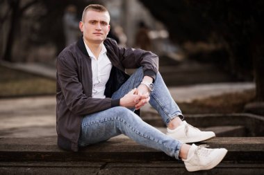 Kentsel Ayarlarda Genç Bir Adamın Sıradan Portresi.