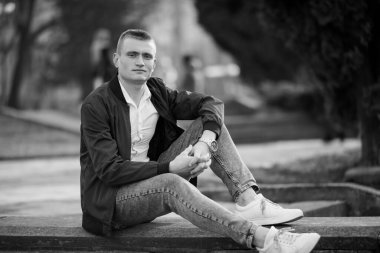 Park 'ta Şık Oturan Genç Adam.