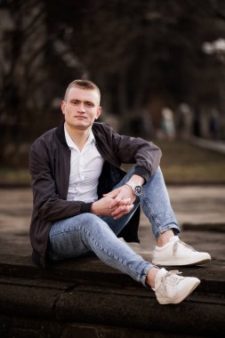 Kentsel Park Ortamı 'nda Rahat Oturan Genç Adam.