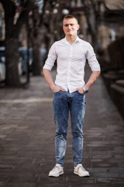 Kentsel Ayarlarda Kendine Güvenen Genç Adam Pozisyonu.