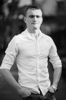 Sıradan Açık Hava Portresi 'nde kendine güvenen genç adam.