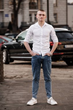 Şık Genç Adam Şehir Ayarlarında Kendine Güvenle Pozisyon Veriyor.