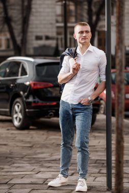 Şık Genç Adam Şehir Caddesinde Gelişigüzel poz veriyor.