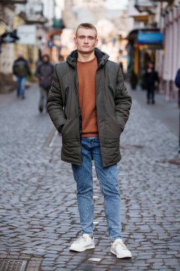 Urban Street Fashion: Gelişigüzel Kış Giyinen Genç Adam.