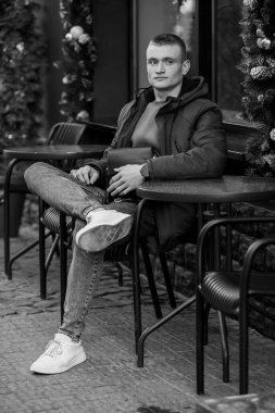 Tarz sahibi genç adam Siyah ve Beyaz Kafe 'de dinleniyor..