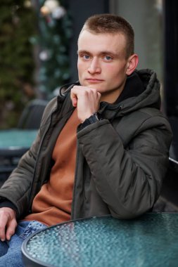 Şık Genç Adam Gelişigüzel Giyiniyor.