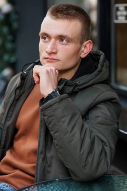 Sıradan Açık Hava Ayarlarında Dalgın Genç Adam.