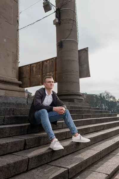Taş Merdivenlerde Rahatlayan Genç Bir Adamın Şehir Portresi.