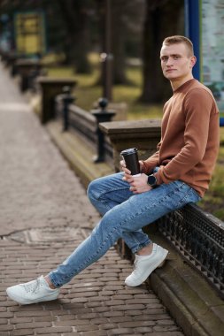 Genç Adam Şehir Parkı 'nda kahve ile dinleniyor..