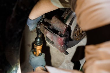 Loş Aydınlatma Garajında Becerikli Tamirci Fren Kalifiye Değiştirme.