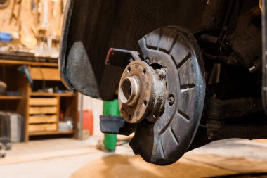 Bir Mekanik Atölyesinde Bir Araba Frenleme Kurulumunun Detaylı Kapanışı.