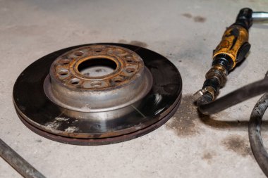 Kirli Garaj zemininde Hava Aracı ile Paslı Fren Pervanesi.