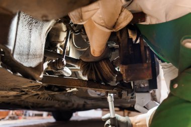 Bir Aracın Altında Araba Bakımı Yapan Tamirci.