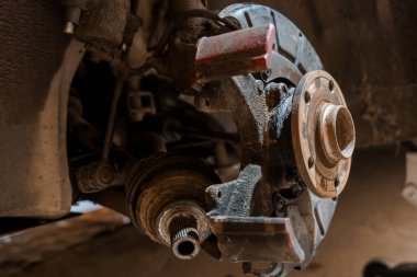 Bir Atölye Ayarında Bir Araba Frenleme Kurulumunun Ayrıntılı Yakın Çekimi.