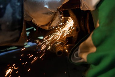 Otomotiv Atölyesinde Parçalama esnasında Kıvılcımlar Uçuyor.