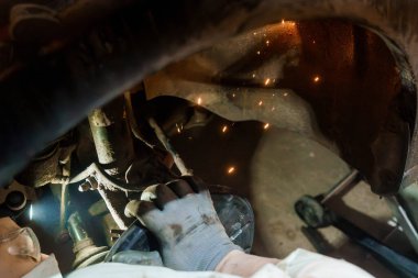 Mekanik Kesinlik: Otomotiv Kaynağının Yakın Çekimi.