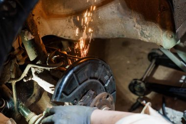 Uçan Kıvılcımlarla Fren Tamiri Yapan Tamirci.