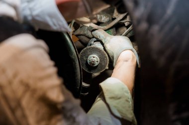 Loş Aydınlatma Garajında Hassas Otomobil Motoru Üzerinde Çalışan Tamirci.