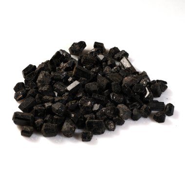 Beyaz Arkaplanda Yığılmış Doğal Siyah Tourmaline Kristalleri.