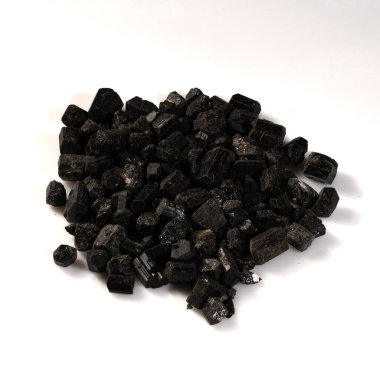 Beyaz Arkaplanda Doğal Siyah Tourmaline Kristalleri.