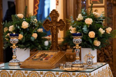 Çiçek Aksanı ve Simgeyle Serene Ortodoks Sunağı Düzenlemesi.