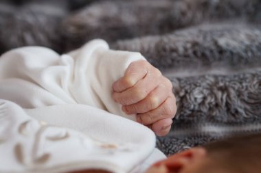 Şefkatli Bebek Eli Yumuşak Kumaş Sade Arkaplan.