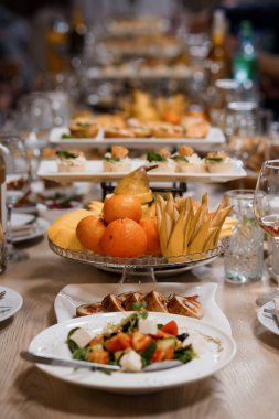 Canlı Gurme Tabakları ve Taze Meyveler Şenlikli Masada.