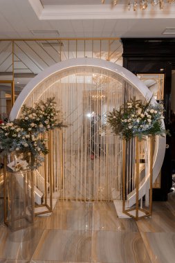 Çiçek Düzenlemeleri ve Modern Tasarım ile Zarif Düğün Girişi.