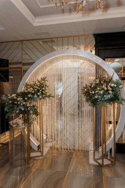 Çiçek Düzenleme ve Altın Aksanlı Zarif Düğün Girişi.