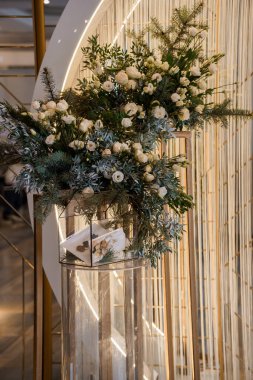 Modern Dekoratif Ayarlarda Gösterilen Zarif Çiçek Düzenlemesi.