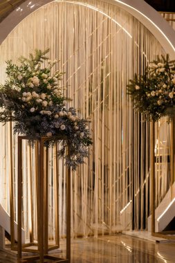 Yumuşak Işıklı ve desenli arkaplanı olan Zarif Çiçek Kemer Dekoru.