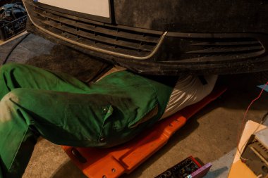 Otomatik Tamirci Aracın Altında Onarım Yapıyor.