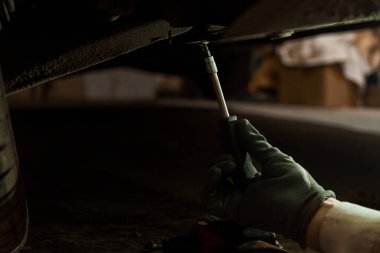 Araçlarla Araç Altında Otomotiv Tamircisi Çalışıyor.