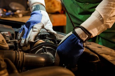 Otomatik Mekanik Motor Bileşenlerinde Bakım Yapıyor.