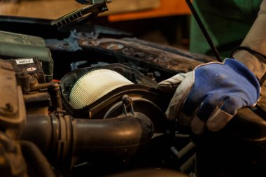 Atölyede Hava Filtresi Değiştiren Otomotiv Mekaniğinin Detaylı Görünümü.