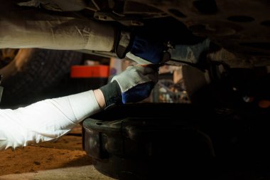 Otomotiv Bakımı: Yağı Bir Aracın Altında Değiştirmek.