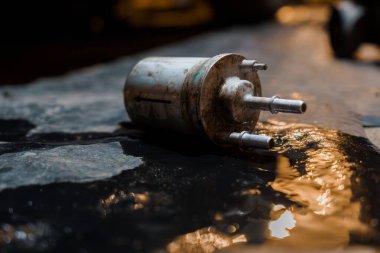 Endüstriyel Yakıt Süzgeci Islak Yüzeyde Uzanıyor.