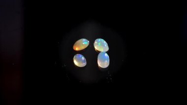 Karanlık Bir Arkaplan Karşısındaki Parlak Opal Mücevherlerin Büyüleyici Görüntüsü