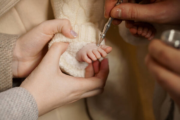 Нежный уход: закрытие лапки младенца.