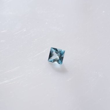 Enfes Doğal Topaz Gemstone Parlak Mavi Ton ve Kesim.